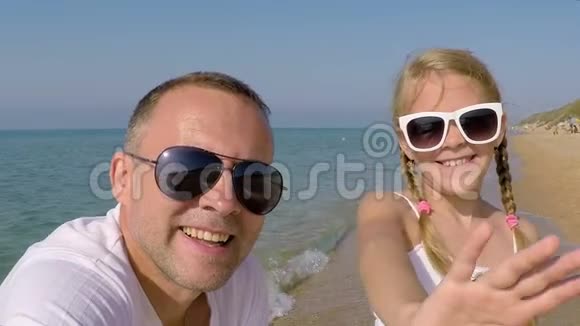 爸爸和女儿在海滩上玩耍视频的预览图