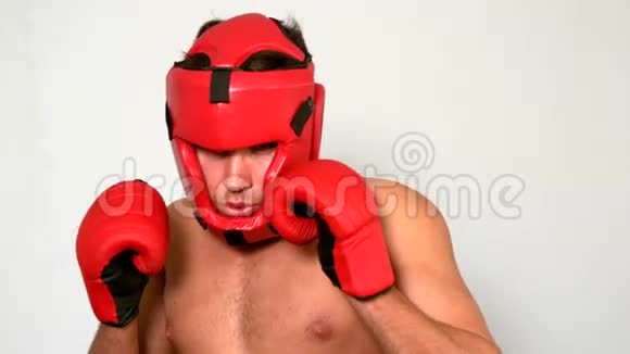 强硬的拳击手用红手套打拳视频的预览图