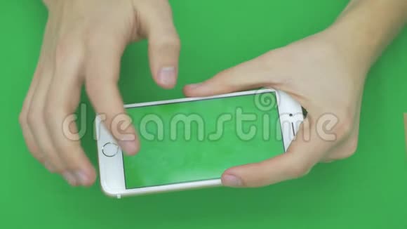 在绿色屏幕上使用智能手机有各种手势水平关闭绿色屏幕视频的预览图