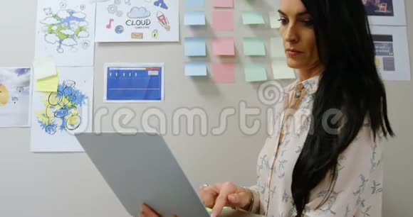 办公室使用笔记本电脑的女性行政人员视频的预览图