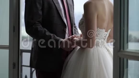 新郎新娘牵手视频的预览图