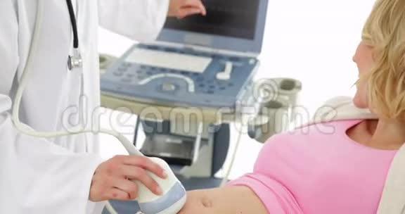 有超声波扫描的金发孕妇视频的预览图