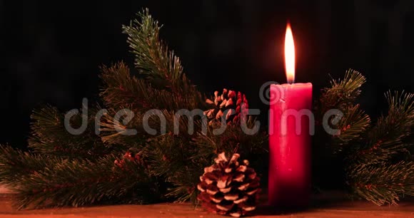 圣诞蜡烛在木桌上燃烧视频的预览图