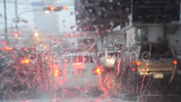 曼谷的雨滴和交通视频的预览图