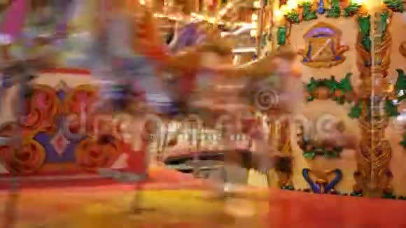 快乐之旅旋转木马马游乐场游乐场骑股票镜头视频剪辑视频的预览图