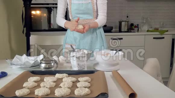 可爱的女人在厨房里烤视频的预览图