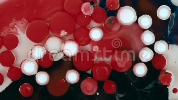 抽象背景丙烯酸红白泡在油中混合视频的预览图