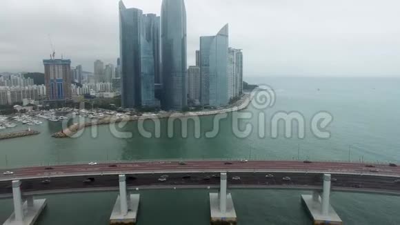 韩国釜山海恩达中心城超瀑布交通视频的预览图