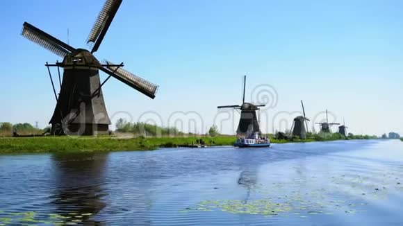 荷兰风车在河水上视频的预览图