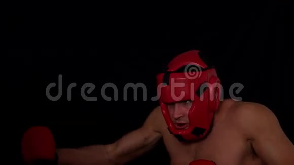 强硬的拳击手用红手套打拳视频的预览图