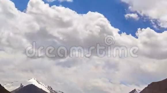 群山中的云图兹河流域视频的预览图