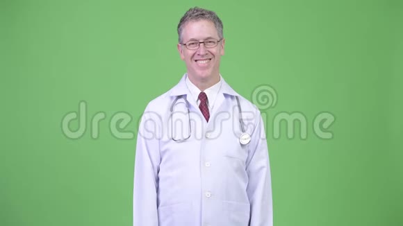 快乐成熟男子医生戴眼镜的画像视频的预览图