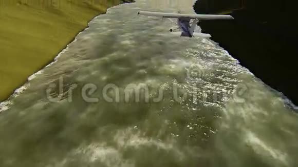 小型飞机飞越河流的镜头视频的预览图