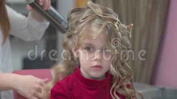 理发师带孩子的工作视频的预览图