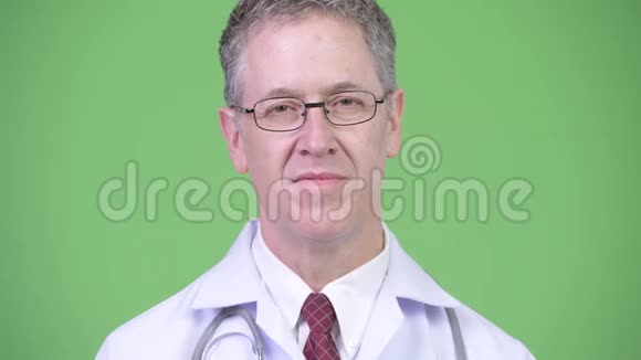 戴眼镜的成熟男医生画像视频的预览图
