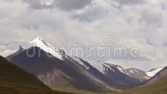 群山中的云图兹河流域视频的预览图
