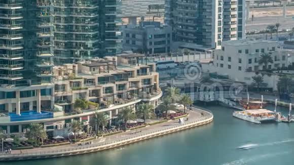 豪华的迪拜滨海运河有过往船只和时间走廊迪拜阿拉伯联合酋长国视频的预览图
