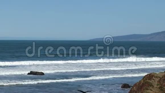 蓝洋波带蓝天北加州视频的预览图