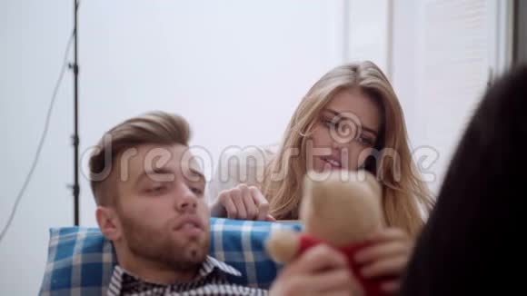 美丽的情侣放松年轻夫妇在沙发上放松视频的预览图