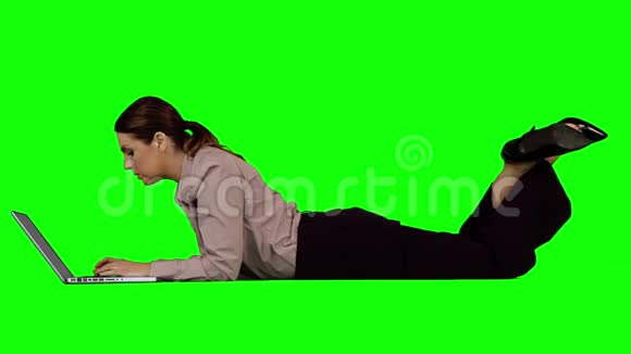 女商人在绿色屏幕上使用笔记本电脑视频的预览图