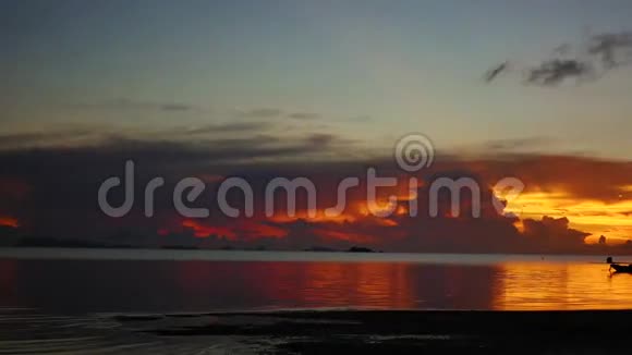 海边美丽的日落全景视频的预览图