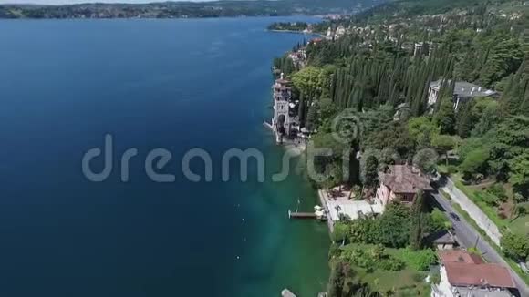 意大利群山环绕的美丽的加尔达湖全景无人机视频拍摄视频的预览图
