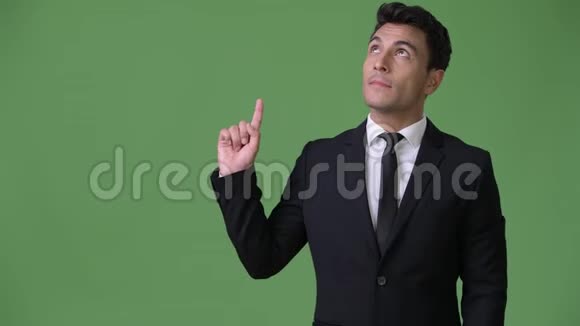 年轻英俊的西班牙商人绿色背景视频的预览图