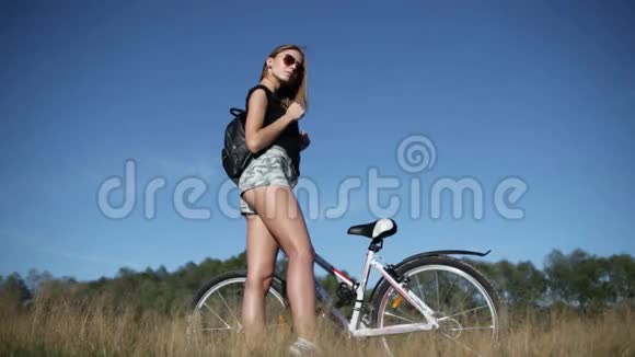 有自行车的年轻女子视频的预览图