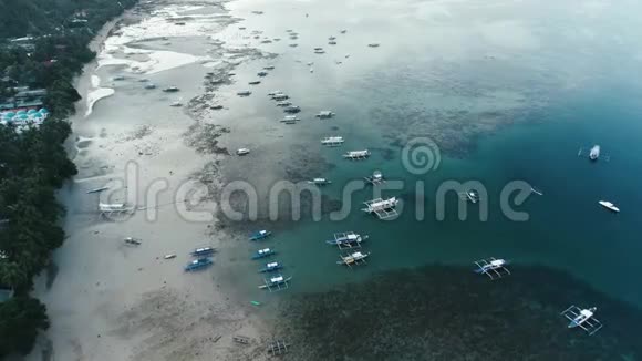 空中无人驾驶飞机观船停泊在海湾与清澈和绿松石水在热带泻湖的船和游艇视频的预览图