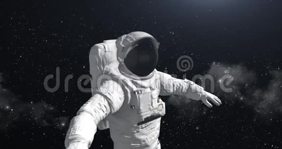 太空宇航员看着地面视频的预览图