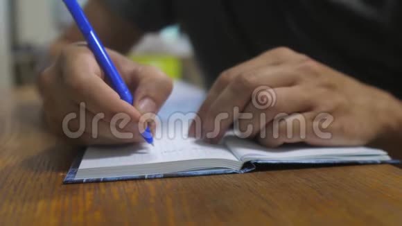 人在笔记本上写字男性手写记事本概念商业教育生活方式男人做笔记视频的预览图
