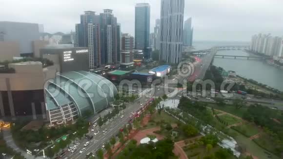 韩国釜山海恩达中心城超瀑布交通视频的预览图