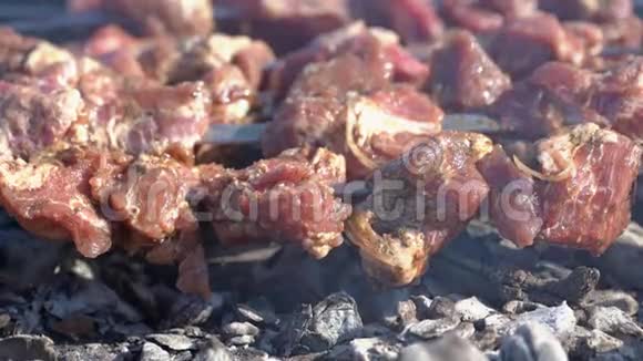 烧烤炉上烧烤出开胃的猪肉什锦烤串视频的预览图
