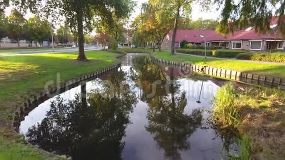 荷兰茨威因德雷赫特市公园小绿湖彩色鸟瞰图视频的预览图