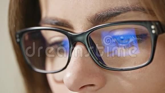 女人眼睛戴眼镜视频的预览图