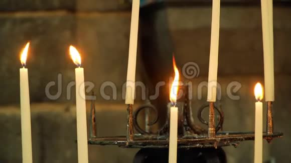 背景蜡烛在教堂里燃烧视频的预览图