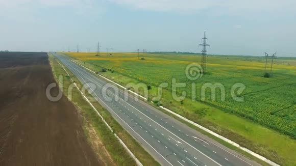 公路和交通的空中镜头人们在高速公路上乘汽车旅行视频的预览图