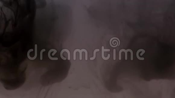 深色背景下的五彩水滴视频的预览图