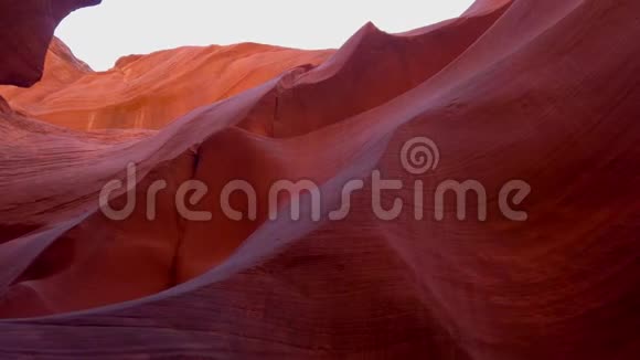 羚羊峡谷惊人的砂岩构造旅行摄影视频的预览图