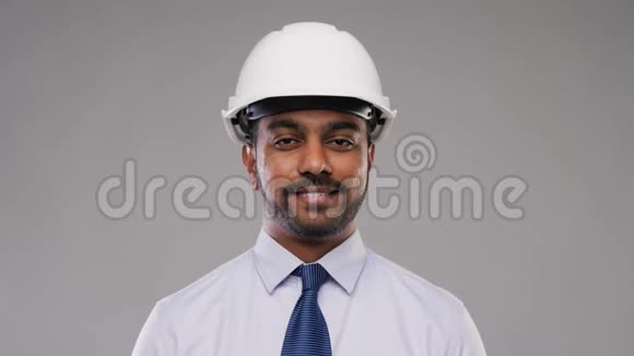 戴头盔的印度建筑师或商人视频的预览图