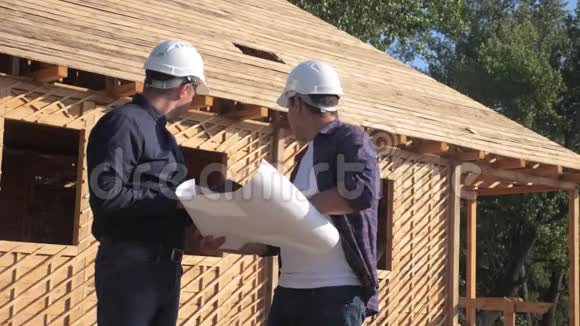 团队合作概念建设构建建筑师慢动作视频两个戴头盔的男人研究生活方式视频的预览图