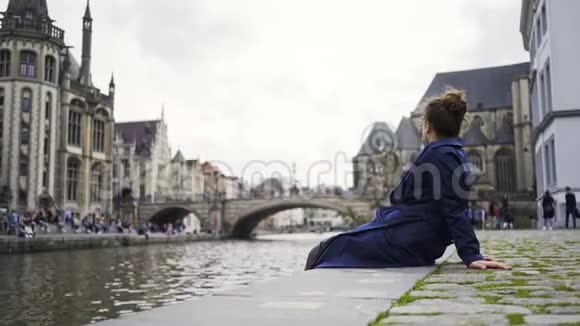 欧洲老城的堤岸视频的预览图