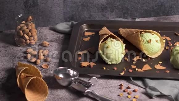 华夫饼锥里的活塞冰淇淋视频的预览图