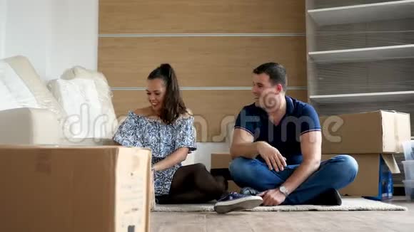 一对幸福的夫妇在新房子里收拾行李视频的预览图