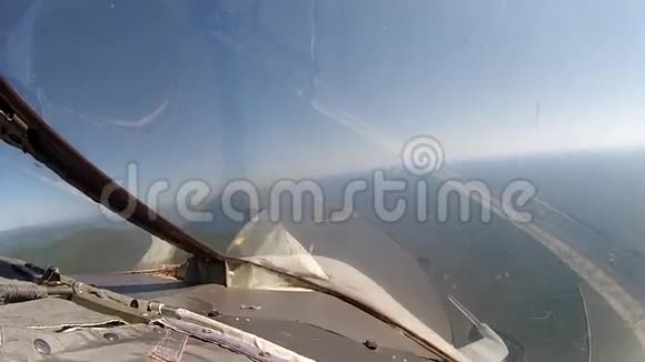 从驾驶舱飞机飞越海景视频的预览图