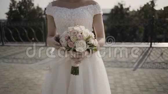 新娘穿着蕾丝连衣裙捧着美丽的白色婚礼花束视频的预览图