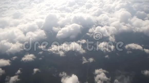 在云层之上天空就像飞机的窗户视频的预览图