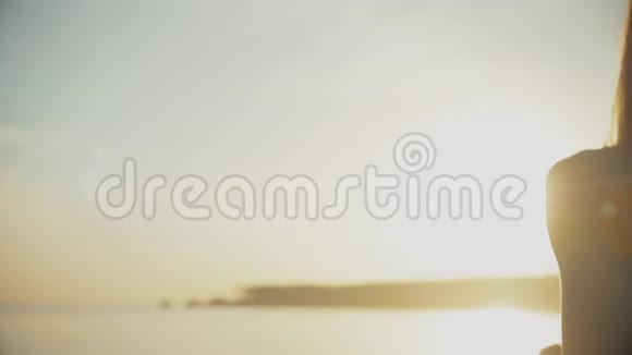 夏季海边放松的年轻女子的后景视频的预览图