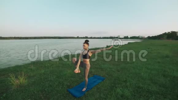 女人在安静的风景里做瑜伽瑜伽运动和健康生活方式概念视频的预览图