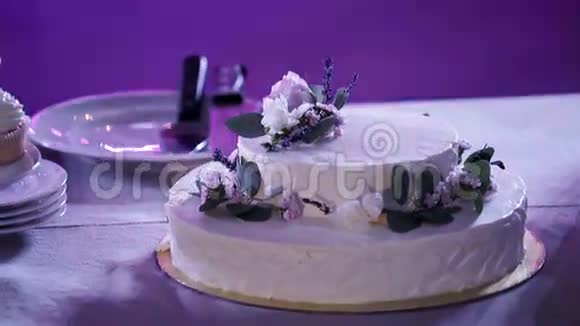 白色派对蛋糕视频的预览图